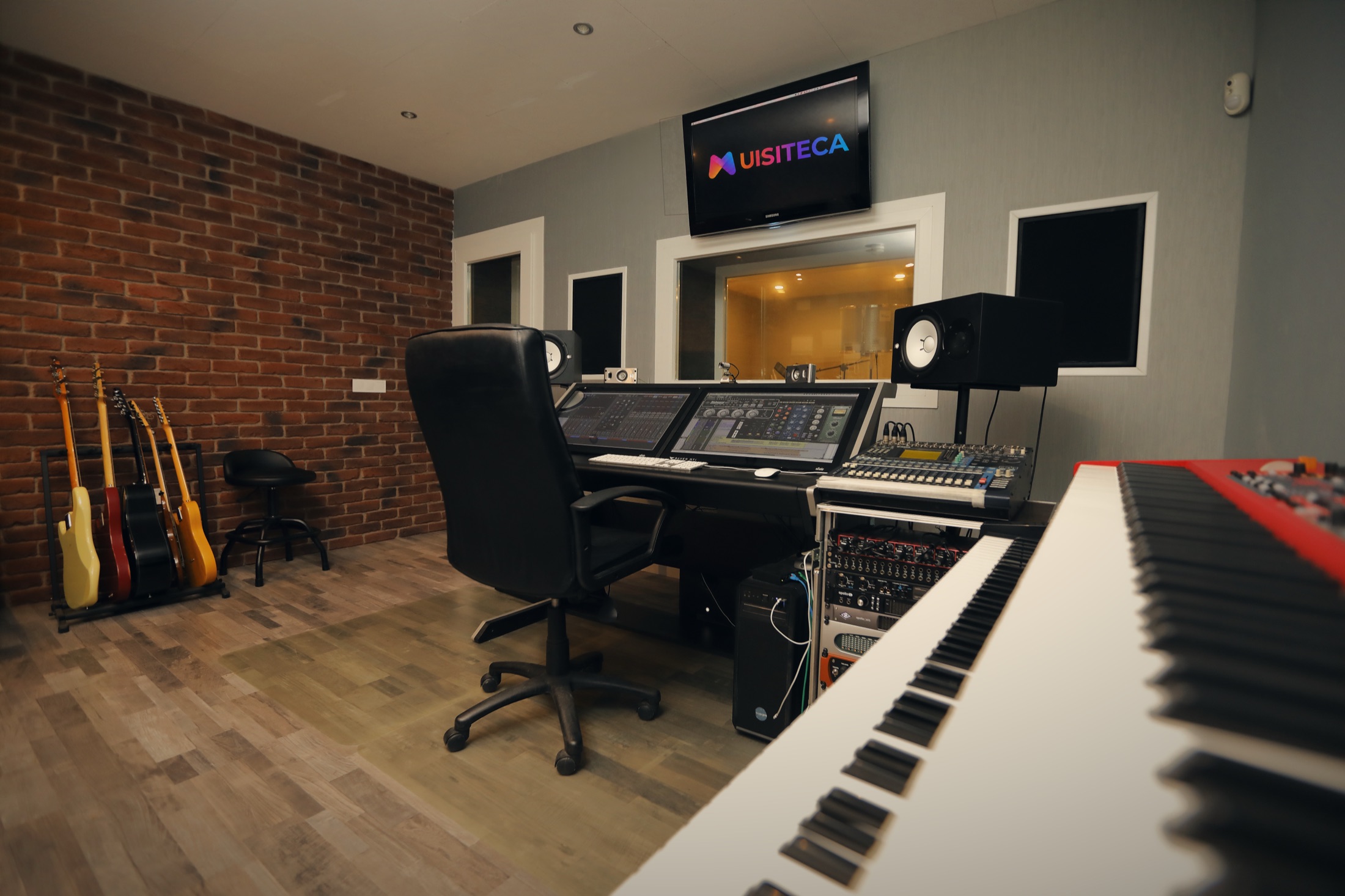 Mesa de mezcla profesional en el estudio Musiteca de Madrid